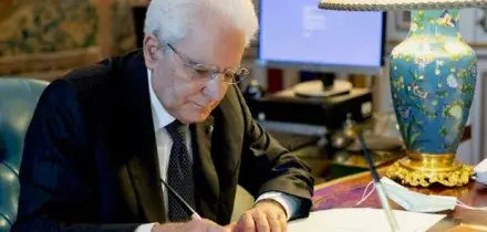 Mattarella promulga la &laquo;Giornata della carta riciclata&raquo; ma avverte: &laquo;Contenersi, stanno aumentano vertiginosamente. Siamo arrivati a 51&raquo;