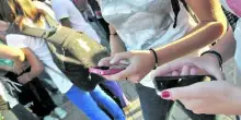 Latina, abusata a 13 anni da un uomo: ora &egrave; indagato anche il padre, decisivi gli sms trovati sul cellulare