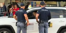 Roma, rissa all'aeroporto di Fiumicino tra Ncc e tassisti davanti ai passeggeri: ferita una turista americana, 5 arresti