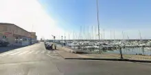 13enne cosparge di benzina un clochard mentre dorme e poi gli da fuoco: incastrato dalle telecamere
