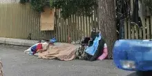 Ragazzino di 13 anni d&agrave; fuoco a un clochard mentre dorme, orrore a Imperia: il 40enne &egrave; grave