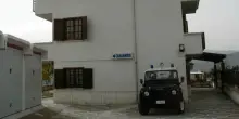 Chiede soldi al nonno ma 10 euro non bastano: prende a calci l?auto e lo minaccia di morte
