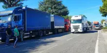 Caro-carburanti, la protesta scuote il Sud Italia: i tir bloccano anche le autostrade e i porti