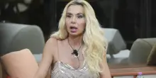 Valeria Marini vuole abbandonare il Grande Fratello Vip e scoppia a piangere: &laquo;Troppi litigi e troppa cattiveria. Io non sono una buffona, ma vaffanc**o&raquo;