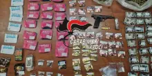 Acerra, il mercato della droga punta sul packaging: bustine rosa per 'Rozay', arrestato 22enne