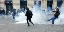 Proteste in Francia, manifestante perde la mano per una granata della polizia