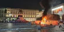 Proteste Milano, scontri e feriti al corteo: 50 fermati, la met&agrave; minorenni. &laquo;Piazza Duomo un campo di battaglia&raquo;