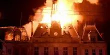 Francia a ferro e fuoco, gilet gialli contro carovita: oltre 1.200 fermi e 150 poliziotti feriti