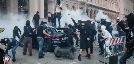 Guerriglia a Milano, devastazioni e decine di feriti: 50 fermati, bombe carta e pietre contro la polizia a Piazzia Duomo. Scontri anche a Torino