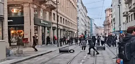 Milano, guerriglia in centro, saccheggiato un Carrefour. Vetrine infrante, dehors devastati Agenti al Duomo