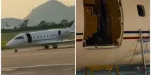 Paura in volo: il portellone si stacca dopo il decollo, aereo costretto all'atterraggio di emergenza