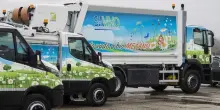 Anziano cade in casa, la moglie sente il camion della spazzatura e chiama in aiuto due operatori ecologici
