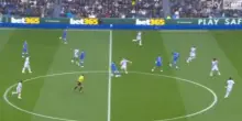 Diego G&oacute;mez come Beckham, gol da centrocampo in Premier League: il video della prodezza da 51 metri