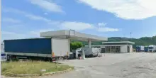 Poliziotto travolto e ucciso da un camion in un'area di servizio nel Cesenate, stava scortando i tifosi dell'Avellino in trasferta