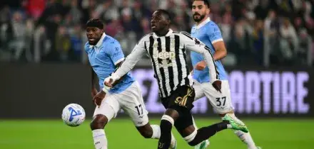 Moviola Juventus-Lazio: annullato un gol a Kolo Muani, ammonito Taylor dopo essere stato graziato. Rigori, VAR e cartellini, tutti gli episodi arbitrali