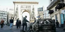 Francia ancora in fiamme, Macron usa il pugno duro: &laquo;Vergogna e rabbia. Divieto per alcuni raduni&raquo;