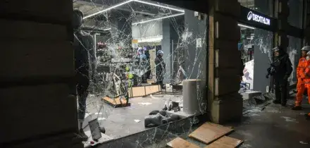 Scontri a Milano, la guerriglia dei minorenni: saccheggi e violenze, oltre 200 i fermati