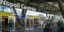 &laquo;Il mio fidanzato &egrave; sceso dal treno, poi il blackout: sono stata sequestrata, drogata e violentata da otto uomini&raquo;