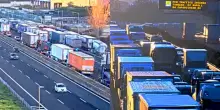 Protesta degli autotrasportatori, autostrada A1 bloccata a Caserta Sud, chiuso il nodo con la A30 Caserta-Salerno