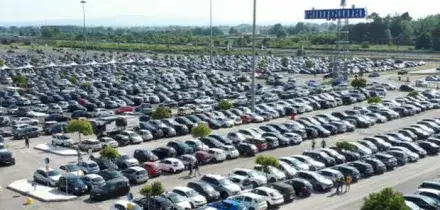 13enne accoltellato al parcheggio del Centro Commerciale Campania, colpi al torace e al petto: fermati due uomini