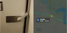 United Airlines, una donna 69enne bloccata nel bagno: discesa verso Chicago, poi liberata in volo