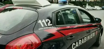 Sveglia la moglie in piena notte e minaccia di ucciderla, lei riesce a fuggire e lui tenta il suicidio buttandosi da un ponte