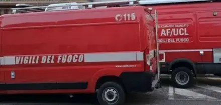 &laquo;C'&egrave; una bomba all'interno dell'edificio&raquo;: l'allarme inviato via mail alle scuole di Frosinone, Arezzo e Verona. Evacuati migliaia di studenti