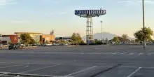 Tredicenne accoltellato nel parcheggio del centro commerciale Campania dopo una lite tra ragazzini: fermato il padre del rivale