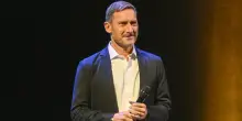 Totti: &laquo;La volont&agrave; dei Friedkin &egrave; diversa dalla mia, ma spero che portino la Roma in alto&raquo;. Poi il siparietto con Gasperini