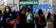 Farmacista aggredita per una mascherina durante il Covid, costole fratturate: condannato a risarcirla con 5mila euro