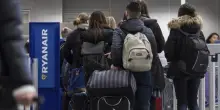 Due bagagli a mano gratuiti per ogni passeggero dal 2027: da Ryanair a EasyJet, quali compagnie riguarda