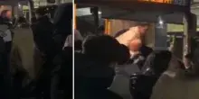 Controllore aggredito da un ragazzino sul pullman: il volto schiacciato sull'asfalto, il ?branco? incitava l'aggressore