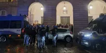 Decreto sicurezza, cos'&egrave; il nuovo reato di partecipazione violenta, multe fino a 20mila euro. Stop del Colle a poteri speciali ai militari. Fermo preventivo anche per i minori