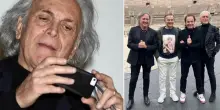 Riccardo Fogli compie 79 anni. Il lavoro da gommista, l?operazione, l?amore per Patty Pravo e l?addio ai Pooh. &laquo;Mai trascurato la band, ecco la verit&agrave;&raquo;