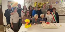Zara festeggia 105 anni con la sorella Lea (che ne ha 100): &laquo;Sveglia alle 9, colazione e nel pomeriggio il rosario in diretta da Lourdes&raquo;