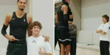 Kimi Antonelli incontra Wembanyama, la differenza d'altezza &egrave; impressionante: gli scatti sui social