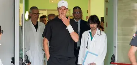 Sinner e l'infortunio al ginocchio: mistero sulle visite dagli specialisti e i continui viaggi a Milano. E l'ex coach di Alcaraz si propone: &laquo;Lo allenerei&raquo;