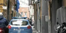 Amore proibito e faida tra clan a Napoli: accoltellato 14 volte per una relazione. Arrestati lo zio, due complici e un 16enne