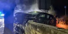 Sei minorenni in auto non si fermano all'alt dei carabinieri e si schiantano, feriti nella supercar: notte di paura a Taranto