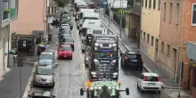 Blocco dei Tir, l?Italia a rischio paralisi: arriva il decreto del governo. Al Sud file ai distributori di benzina e scaffali vuoti