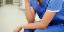 Mal di denti e nodo in gola mentre &egrave; al lavoro, l'infermiera non chiama i soccorsi e la 56enne muore