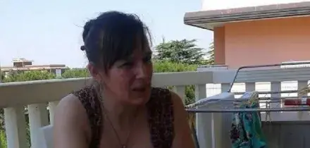 Rodica Gram ha mal di denti e un nodo in gola mentre &egrave; al lavoro, l'infermiera non chiama i soccorsi e la 56enne muore