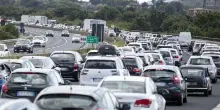 Codice della strada: cosa cambia per sorpassi, precedenza alle rotonde e retromarcia ai caselli. Le nuove regole