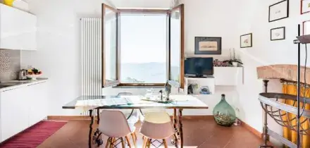 Airbnb, nuove regole per gli host: &laquo;Stop alle faccende domestiche per gli ospiti in vacanza&raquo;. Cosa cambia (e da quando)
