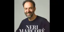 Neri Marcor&egrave; al timone della prima serata del Premio Tenco: quando la musica d?autore incontra le parole che lasciano il segno