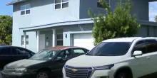 Poliziotto trova un uomo morto in casa, poi va a viverci di nascosto spacciandosi per lui e ristrutturando la villetta