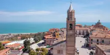 Guerra delle campane a Montepagano: i nuovi residenti chiedono di spegnerle, il sindaco le blinda