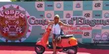 Muore in Cina in un incidente, stava facendo il giro del mondo in Vespa che avrebbe dovuto fare col marito (morto in uno schianto due anni fa)