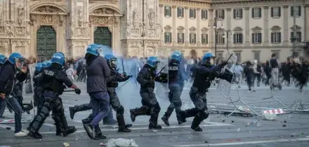Milano, alta tensione per i cortei: la citt&agrave; si blinda .Nodo protezione soldati &laquo;senza taser e manette&raquo;