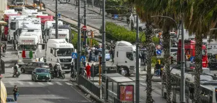 Blocco Tir, gli aiuti del governo: fondi per 175 milioni. Chiesta precettazione. Meloni: &laquo;Ora basta blocchi, non cedo ai ricatti&raquo;